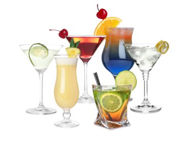 Beyaz bardaklarda çeşitli kokteyller, koleksiyon