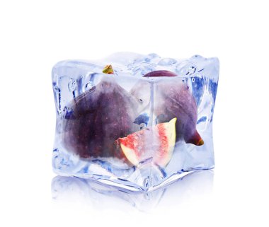 Buz küpünün içindeki taze incirler beyaza izole edilmiş.