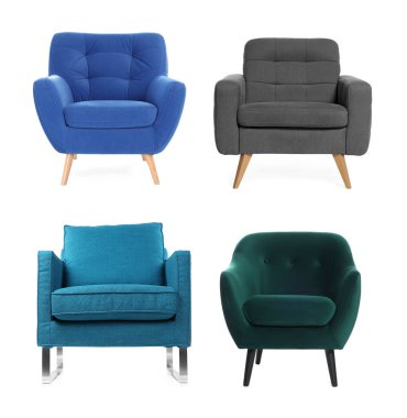 Beyazlara ayrılmış farklı sandalyeler, set. Mobilyalar şık.