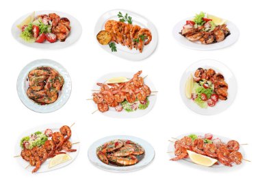 Beyazın üzerinde ızgara karides, hazır. Lezzetli deniz yemekleri.