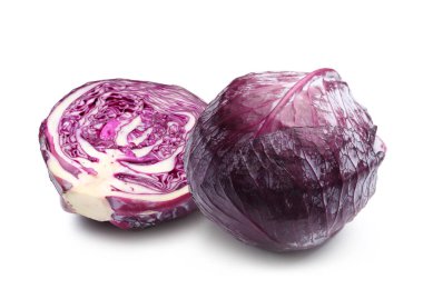 Taze kırmızı lahana beyaza izole edilmiş. Tam ve dilimlenmiş.