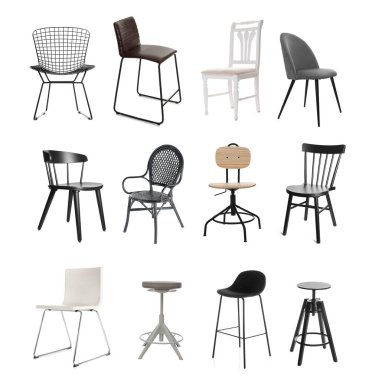 Beyazlara ayrılmış farklı sandalyeler, set. Mobilyalar şık.