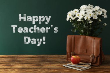 Yeşil karatahta yazılı ve çiçekli Öğretmenler Günü tebrik kartın kutlu olsun.