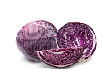 Taze kırmızı lahana beyaza izole edilmiş. Tam ve dilimlenmiş.