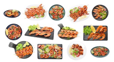 Beyazın üzerinde ızgara karides, hazır. Lezzetli deniz yemekleri.