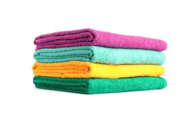 Beyaz üzerine izole edilmiş parlak havlular yığını