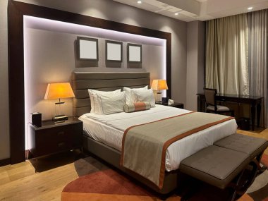 Lüks otel odasında rahat büyük bir yatak.