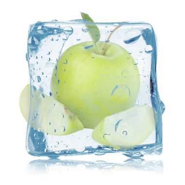 Buz küpünün içindeki taze yeşil elmalar beyaza izole edilmiş.