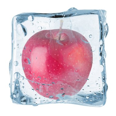 Buz küpünün içindeki taze kırmızı elma beyaza izole edilmiş.