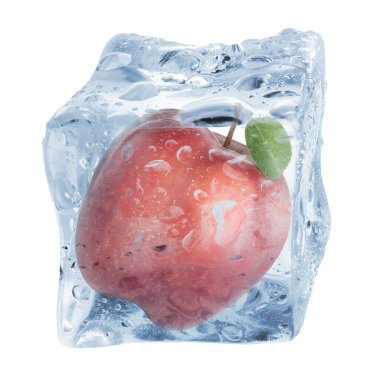Buz küpünün içindeki taze kırmızı elma beyaza izole edilmiş.
