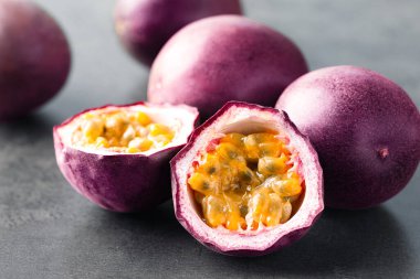 Gri masada taze tutku meyveleri, yakın plan.