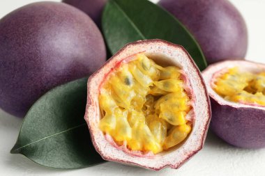 Taze tutku meyveleri, yeşil yapraklı beyaz masa, yakın plan.