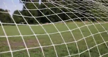 Açık havada futbol topuna vurmak, kamera hareket etmek. Futbol oyunu