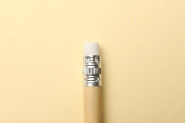 Bej arka planda bir grafit kalem, üst görünüm