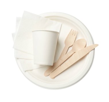 Tek kullanımlık sofra takımı ve peçeteler beyaz, üst görünümde izole edilmiş