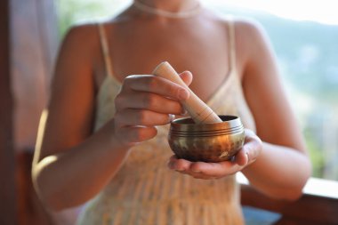 Dışarıda şarkı söyleyen bir kadın, yakın çekim manzaralı.