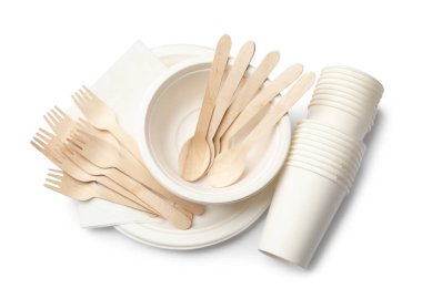 Tek kullanımlık sofra takımı ve peçeteler beyaz, üst görünümde izole edilmiş