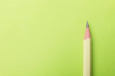 Açık yeşil zemin üzerinde keskin bir grafit kalem, üst görüş. Metin için boşluk