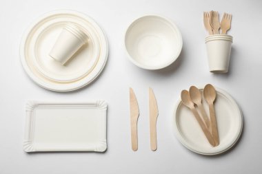 Beyaz arkaplanda tek kullanımlık sofra takımı, düz konum