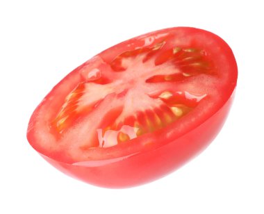 Taze domates dilimi beyaza izole edilmiş.