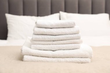 Yatakta beyaz havlu yığını, yakın plan.