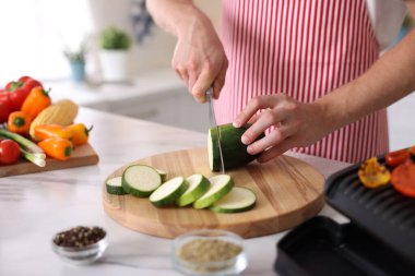 Mutfakta kabak kesen adam, yakın plan.