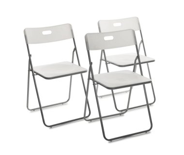 Birçok şık sandalye beyaza izole edilmiş. Kullanılmış eşyalar