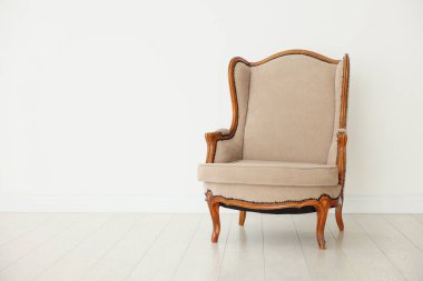 Beyaz duvarın yanındaki şık koltuk, metin için boşluk