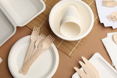 Kahverengi arkaplanda tek kullanımlık sofra takımı