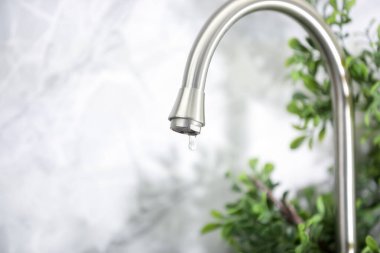 Su kavramını sakla. İçeriden su damlıyor, yakın plan. Metin için boşluk