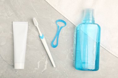 Ağız gargarası ve diğer ağız temizliği ürünleri açık mermer masa üzerinde, düz yatıyordu.