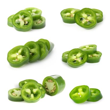 Jalapeno biber dilimleri beyaz üzerine izole edilmiş, set