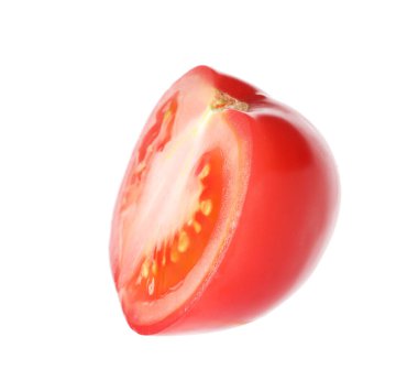 Olgun kırmızı domates parçası beyaza izole edilmiş.