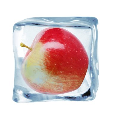 Buz küpünün içindeki taze kırmızı elma beyaza izole edilmiş.
