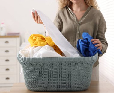Çamaşır sepeti dolu bir kadın, yakın plan.