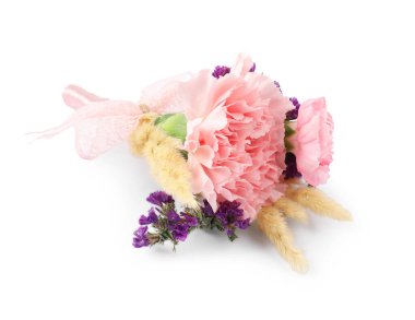 Bembeyaz güzel çiçekleri olan yaka çiçekleri