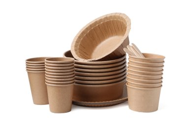 Tek kullanımlık sofra takımı beyaz üzerine izole edildi