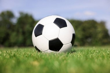 Yeşil çimlerin üzerinde futbol topu. Futbol oyunu