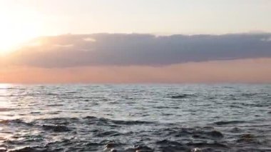 Güneşin doğuşundaki güzel deniz manzarası, sola hareket eden kamera.