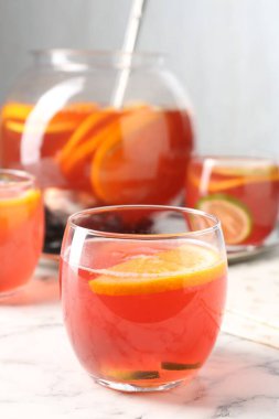 Beyaz mermer masaya meyveli punç, yakın plan. Tazeleyici içecek.