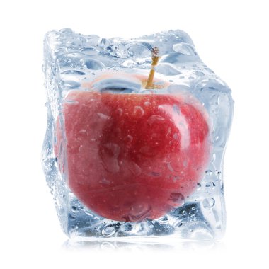 Buz küpünün içindeki taze kırmızı elma beyaza izole edilmiş.