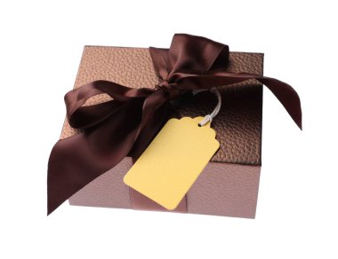 Hediye kutusu boş etiketi üzerinde beyaz izole