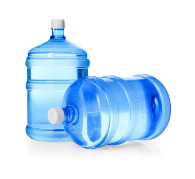 Beyaz üzerinde su bulunan soğutucu şişeler.