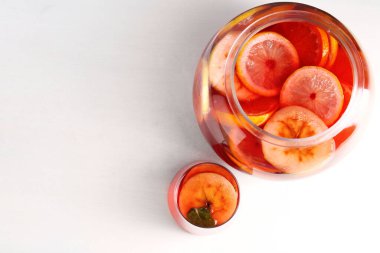 Beyaz masada lezzetli meyveli punç, yazı için yeri olan üst görünüm. Tazeleyici içecek.