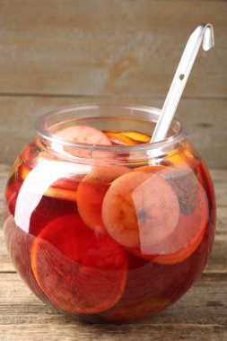 Ahşap masada meyveli kokteyl, yakın plan. Tazeleyici içecek.