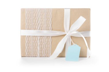 Hediye kutusu boş etiketi üzerinde beyaz izole