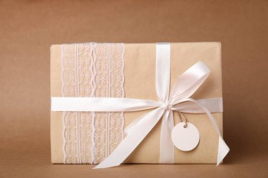 Açık kahverengi arkaplanda boş etiketli hediye kutusu