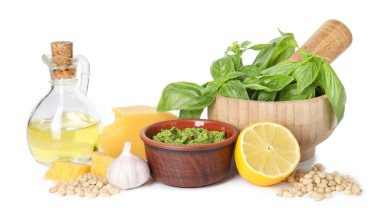 Kâsede taze pesto sosu ve beyaza izole edilmiş malzemeler.