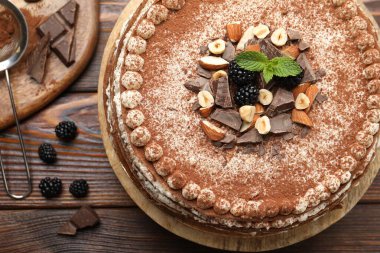 Çikolatalı, fındıklı, böğürtlenli ve kakao tozlu nefis krep.