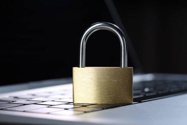 Siber güvenlik. Dizüstü bilgisayarda metal kilit, yakın plan.